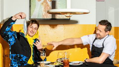 Aron Eskeland står bak konseptet Vin &amp; Rap, og lager landets triveligste vininnhold på Instagram. Her avbildet sammen med kokk Øyvind Hjelle og ukjent sild.