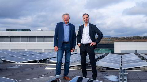 Kolbjørn Hembre (til venstre), administrerende direktør i Entelios, skal skaffe bedriftskunder med flate tak, mens Jonathan Barfod i Pareto Alternative Investments skal finansiere og sørge for installasjon av solcellepaneler.