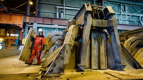 Det er fortsatt god aktivitet i norsk industri. Her fra Hydro sitt anlegg for produksjon av aluminium på Karmøy.