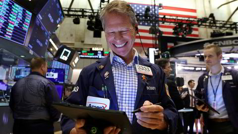 Meglerne på gulvet på New York Stock Exchange (NYSE) fikk litt å smile for helt på tampen tirsdag.