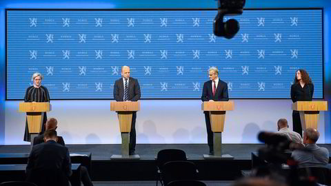 Helseminister Ingvild Kjerkol, finansminister Trygve Slagsvold Vedum, statsminister Jonas Gahr Støre og FHI-direktør Camilla Stoltenberg under regjeringens pressekonferanse om koronasituasjonen i Oslo i Marmorhallen.