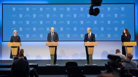 Helseminister Ingvild Kjerkol, finansminister Trygve Slagsvold Vedum, statsminister Jonas Gahr Støre og FHI-direktør Camilla Stoltenberg under regjeringens pressekonferanse om koronasituasjonen i Oslo i Marmorhallen.