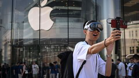 Apple og mange andre vestlige storselskaper sliter med fallende omsetning fra det kinesiske markedet. Apple har lansert «augmented reality»-brillene Vision Pro i Kina i sommer – som et av de første markedene utenfor USA og EU.