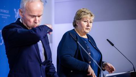 I desember 2019 leverte Beredskapshjemmelutvalget sitt forslag om en generell krisefullmaktslov. Tre måneder senere, i de hektiske marsdagene 2020, etter nedstengningen av Norge, ga forslaget grunnlag for koronaloven. Her fra en pressekonferanse den gang da Erna Solberg og Jan Tore Sanner stengte ned Norge.