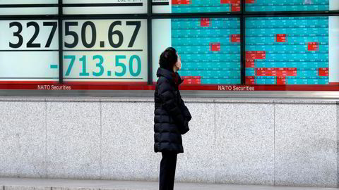 Nikkei-indeksen ved Tokyo-børsen falt med over to prosent den første handelstimen torsdag morgen.