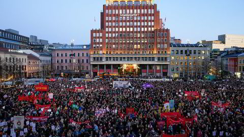 «Østrogen på blå resept!» er en del av løsningen og var en parole ved årets markering av 8. mars, skriver artikkelforfatteren. Bilde av markeringen på Youngstorget i Oslo.