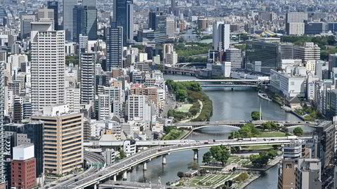 Den japanske økonomien viser vekst, og børsindeksen Nikkei 225 er på nivåer som sist ble sett sommeren 1990. Sentralbanken legger grunnlaget for å legge bak seg negative renter. Her fra storbyen Osaka, som tradisjonelt har stått for innovasjon og vekst i Japan.