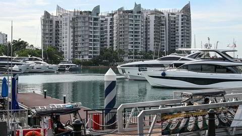 Sentosa Cove på sørspissen av Singapore er blitt et populært sted for kinesiske statsborgere med moderne luksusleiligheter og yachter. Mange flytter familien og formuen vekk fra Kina. De ultrarike ender opp i Singapore. Deler av middelklassen kjøper bolig i Thailand.