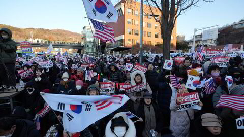 Store folkemasser har samlet seg i den sørkoreanske hovedstaden Seoul – i protest mot den suspenderte presidenten og for å vise sin støtte. Støttespillerne har latt seg inspirere av demonstrasjonene til støtte for Donald Trump etter presidentvalget i 2020.