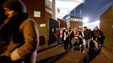 Først ved 3-tiden natt til tirsdag var de siste svenske supporterne eskortert ut av stadion av politiet.