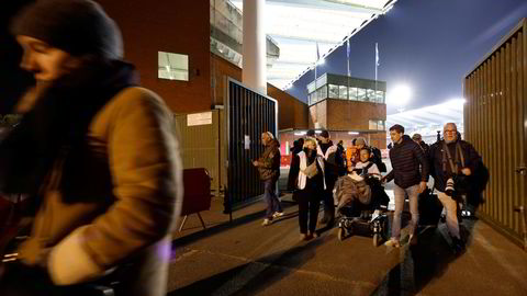 Først ved 3-tiden natt til tirsdag var de siste svenske supporterne eskortert ut av stadion av politiet.