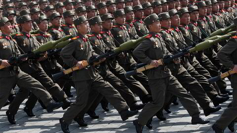 Nordkoreanske soldater marsjerer i en militærparade i Pyongyang. Nå kan Nord-Korea være i ferd med å sende soldater til russisk side i krigen i Ukraina.