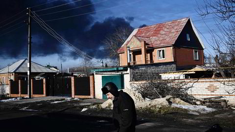 Svart røyk veltet opp fra en militærflyplass ved Kharkiv i Ukraina, etter Russlands angrep mot landet torsdag. Krigshandlingene ryster det europeiske gassmarkedet.