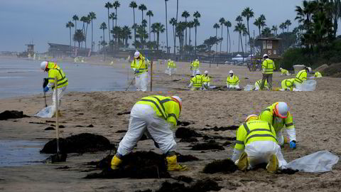 Det måtte et omfattende oppryddingsarbeid til etter oljesøl ved Corona Del Mar på kysten av California i fjor høst.