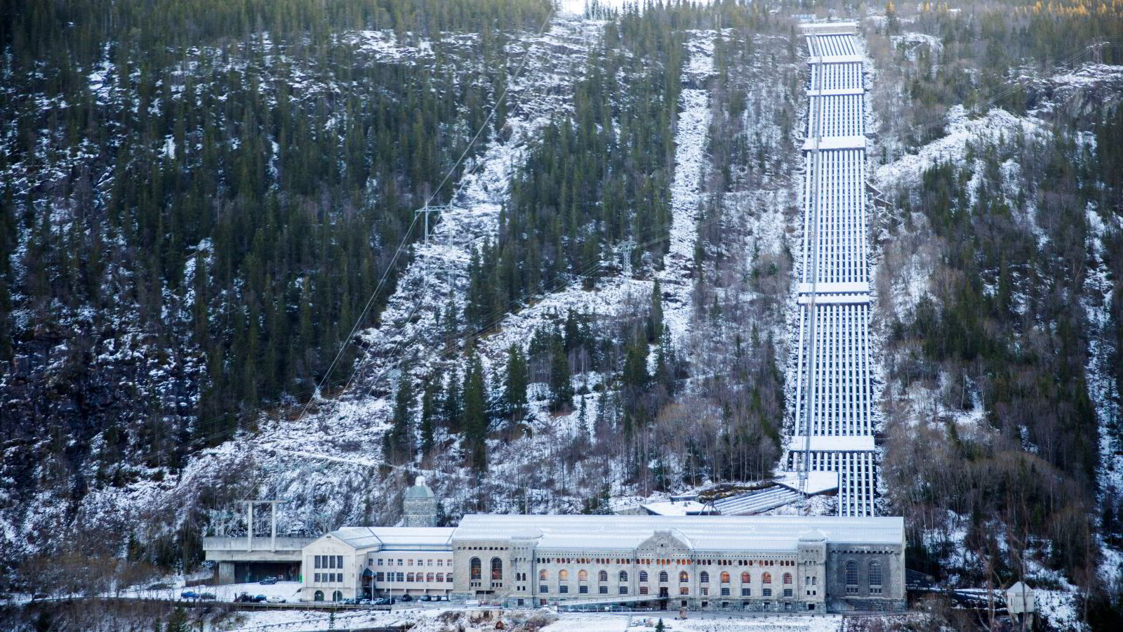 Kortreist kraft sparer straum, natur og kostnader