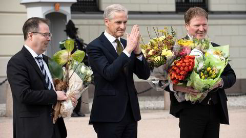 Nye koster. Statsminister Jonas Gahr Støre presenterte sine nye statsråder på slottsplassen tirsdag. Bjørn Arild Gram (til venstre) blir ny forsvarsminister. Sigbjørn Gjelsvik overtar som kommunalminister.