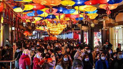 Kinesere har feiret tradisjonelt nyttår de siste ukene, som her i Yu Garden og lanternefestivalen i Shanghai. Forbruket er på vei opp, men de har spart rekordhøye beløp under pandemien.