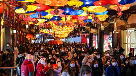 Kinesere har feiret tradisjonelt nyttår de siste ukene, som her i Yu Garden og lanternefestivalen i Shanghai. Forbruket er på vei opp, men de har spart rekordhøye beløp under pandemien.