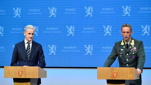 Statsminister Jonas Gahr Støre og forsvarssjef Eirik Kristoffersen  holder pressekonferanse  om krigen i Ukraina og forhøyet militær beredskap.