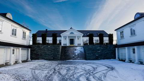 Arne Vigelands hus ligger majestetisk til på en høyde på Nesøya med utsikt til sundet mot Brønnøya. Nå har forsikringsselskapet Zürich tatt arrest i huset etter at saksomkostninger knyttet til en femårig lang rettskonflikt ikke er betalt.