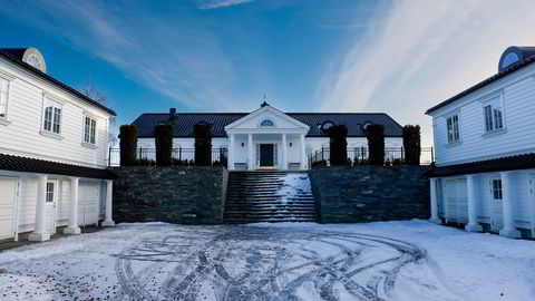 Arne Vigelands hus ligger majestetisk til på en høyde på Nesøya med utsikt til sundet mot Brønnøya. Nå har forsikringsselskapet Zürich tatt arrest i huset etter at saksomkostninger knyttet til en femårig lang rettskonflikt ikke er betalt.