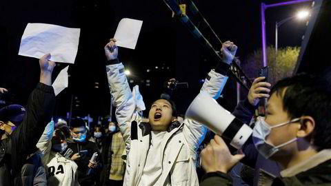 Det er omfattende demonstrasjoner, til Kina å være, i storbyer over hele landet. Her fra Beijing natt til mandag.