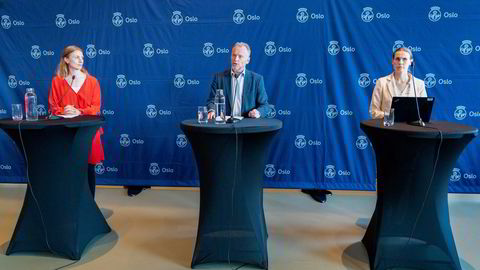 Byrådsleder i Oslo Raymond Johansen (Ap), byråd for miljø og samferdsel Sirin Stav (MDG) og byråd for oppvekst og kunnskap Sunniva Holmås Eidsvoll (SV) på en hasteinnkalt pressekonferanse i Oslo rådhus om Fornebubanen.