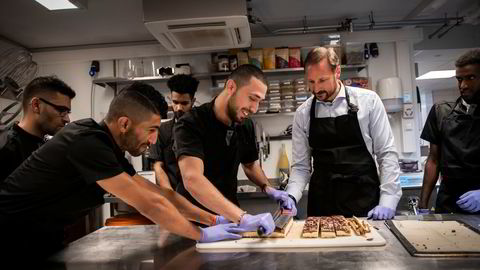Kronprins Haakon lager is sammen med medarbeidere i inkluderingsbedriften Sandwich Brothers.