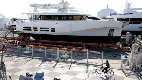 Yachten «La Petite Ourse» har siden i mars ligget i opplag her i Antibes på sørkysten av Frankrike. Den er 24 meter lang og kostet over 40 millioner kroner.