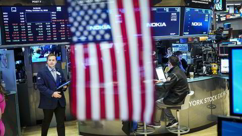 Aksjemarkedene i USA stiger fra start fredag. Her fra handelsgulvet på New York Stock Exchange (NYSE).