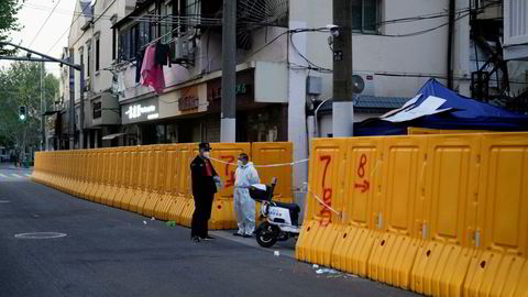 Det er satt opp fysiske barrikader i Shanghai for å hindre befolkningen fra å gå ut. Smittetallene øker. Det er frykt for at tilsvarende restriksjoner skal innføres i storbyen Guangzhou, hvor det kan være betydelig skjult koronasmitte. Her fra Shanghai på mandag.