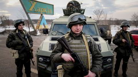 Soldater fra den ukrainske nasjonalgarden og sikkerhetstjenesten vokter et passeringspunkt på en øvelse i Kharkiv torsdag.