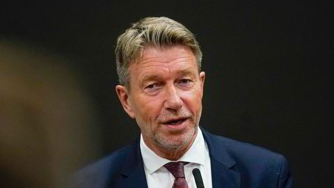 Olje- og energiminister Terje Aasland mottar planen for utbyggingen av Irpa-feltet tirsdag.