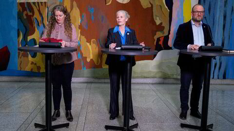 Tuva Moflag (Ap), Kirsti Bergstø (SV) og André Myhrvold (Sp) under pressekonferanse på Stortinget etter SV og regjeringspartiene kom søndag til enighet om statsbudsjettet for 2025.