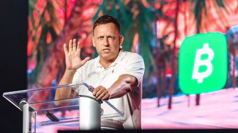 Peter Thiel kastet ut en rull med hundredollarsedler til publikum da han holdt en tale under bitcoinfestivalen i Miami. – Litt crazy at dette trikset fortsatt virker, sier han.