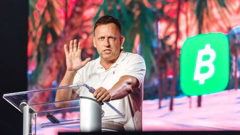 Peter Thiel kastet ut en rull med hundredollarsedler til publikum da han holdt en tale under bitcoinfestivalen i Miami. – Litt crazy at dette trikset fortsatt virker, sier han.