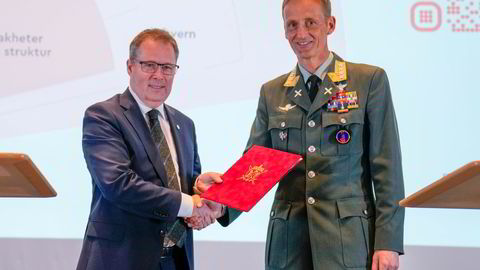 Forsvarssjefens fagmilitære råd som ble lagt frem 7. juni, har skapt store forventninger. Forsvarssjef Eirik Kristoffersen overleverer rådet til forsvarsminister Bjørn Arild Gram (Sp).