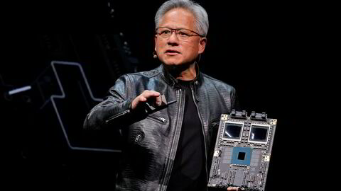 Nvidia-sjef Jensen Huang med den nye KI-chipen Blackwell. Huang har tidligere meldt om «sinnssyk» etterspørsel etter brikken.