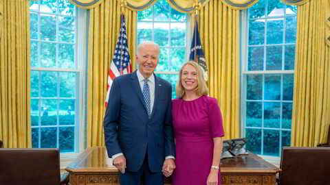 Onsdag denne uken sto Anniken Huitfeldt utenfor Det ovale kontor og ventet sammen med femten andre ambassadører på å få komme inn. Norge! sa president Biden og slo ut med hendene da hun kom inn.