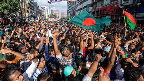 Demonstrasjonene fortsetter i Bangladesh etter at statsministeren flyktet, regjeringen gikk av og nasjonalforsamlingen oppløst. Fredsprisvinner Muhammad Yunus er på vei tilbake til hjemlandet og skal lede en overgangsregjering. Dem,omnstranter foran hovedkontoret til Bangladesh Nationalist Party (BNP) på onsdag.