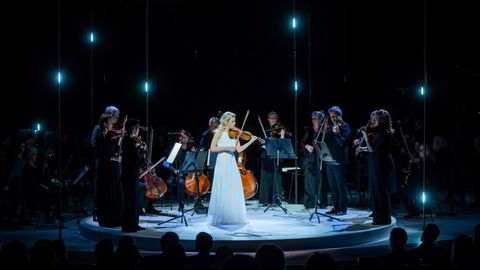 Fiolinist Eldbjørg Hemsing under konserten til ære for fredsprisvinnene i desember i 2021.