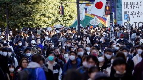 Nesten 40 millioner mennesker bor i Tokyo-regionen i Japan. Landsbygden er i ferd med å dø ut. Myndighetene forsøker å lokke barnefamilier til å flytte fra hovedstaden med kontanter og løfter om gratis barnehaveplass og billige boliger. Her fra Shibuya i Tokyo.