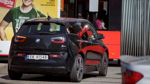 Transportøkonomisk institutts beregninger viser at elbilen i bytrafikk kun har marginalt mindre skadekostnader enn en bil med forbrenningsmotor, skriver artikkelforfatterne.