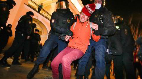 Russisk politi arresterte mange demonstranter i storbyen St. Petersburg på søndag.