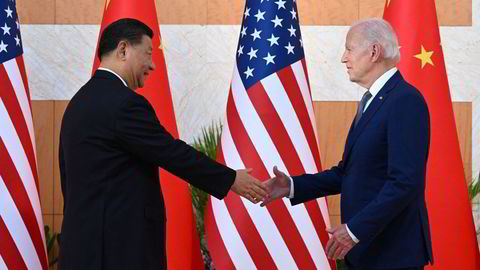 USAs president Joe Biden (til høyre) og Kinas president Xi Jinping håndhilste på sidelinjen av G20-toppmøtet i Nusa Dua på den indonesiske ferieøya Bali mandag. Dette er første gang siden Biden ble valgt for over to år siden de to møtes.