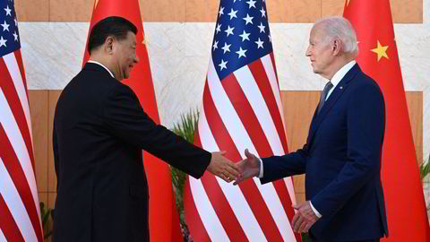 USAs president Joe Biden (til høyre) og Kinas president Xi Jinping håndhilste på sidelinjen av G20-toppmøtet i Nusa Dua på den indonesiske ferieøya Bali mandag. Dette er første gang siden Biden ble valgt for over to år siden de to møtes.