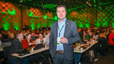 Geir Pollestads bror og foreldre klekker 25 millioner Ross 308-kyllinger i året i sin familiebedrift. Når flere nå mener denne kyllingen bør forbys, bør Pollestad holde seg langt unna avgjørelsen.