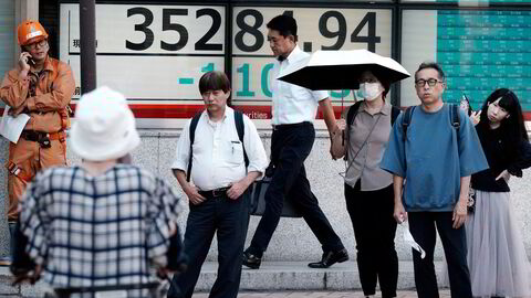 Nikkei-indeksen ved Tokyo-børsen falt med over 1000 poeng da den åpnet mandag morgen – tilsvarende tre prosent.