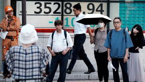 Nikkei-indeksen ved Tokyo-børsen falt med over 1000 poeng da den åpnet mandag morgen – tilsvarende tre prosent.