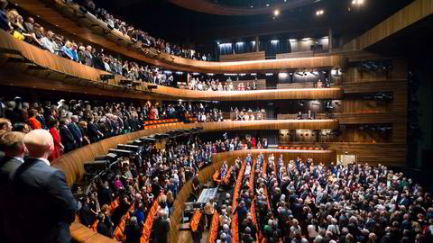 Når koronapasset kommer, kan vi privilegerte kanskje haste forbi den gemene hop i køer til restauranter, teater og operaen, skriver artikkelforfatteren. En fullsatt sal under Operaens ti-årsjubileumsforestilling i Oslo.